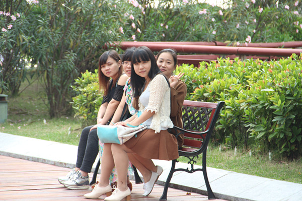 連訊達(dá)員工花壇留影