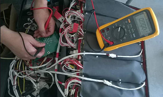 福祿克專家正在向隊員們演示如何使用萬用表進行實地測量