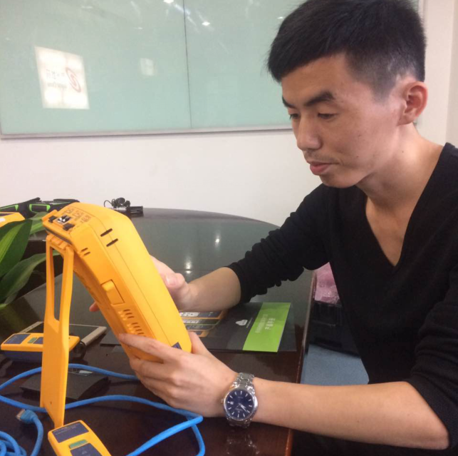 許工在查看Onetouch G2的相關產品參數 許工在查看Onetouch G2的相關產品參數