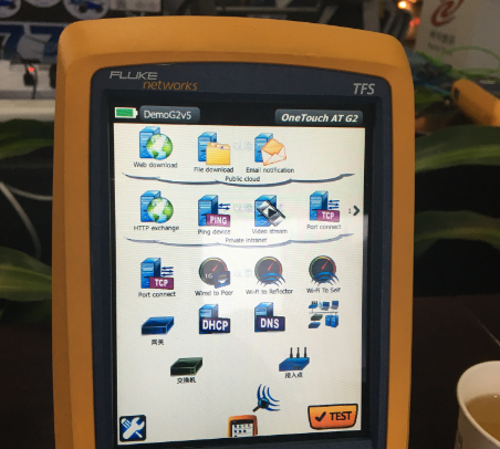 許工在查看Onetouch G2的相關產品參數 許工在查看Onetouch G2的相關產品參數